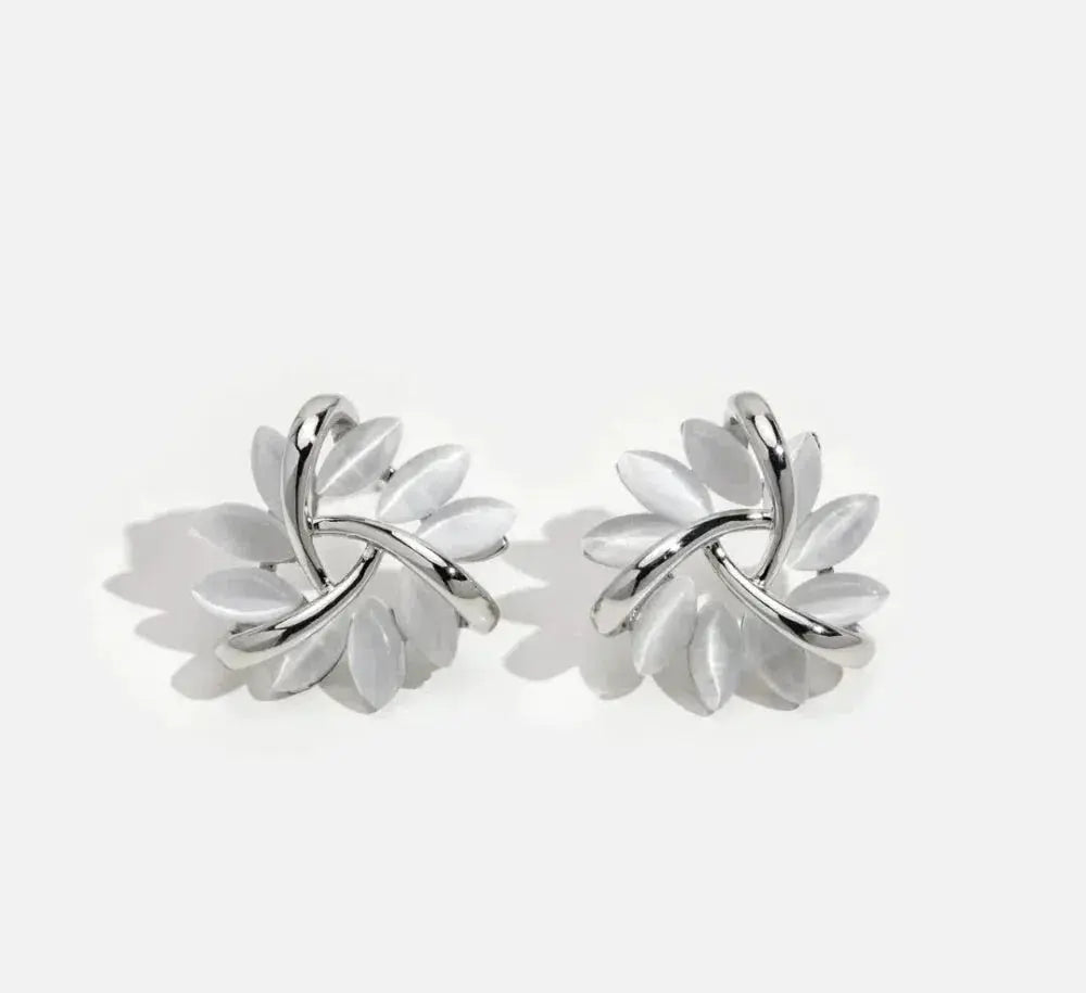 Boucles d'oreilles en or avec cercle en pétales d'opale élégantes et exquises